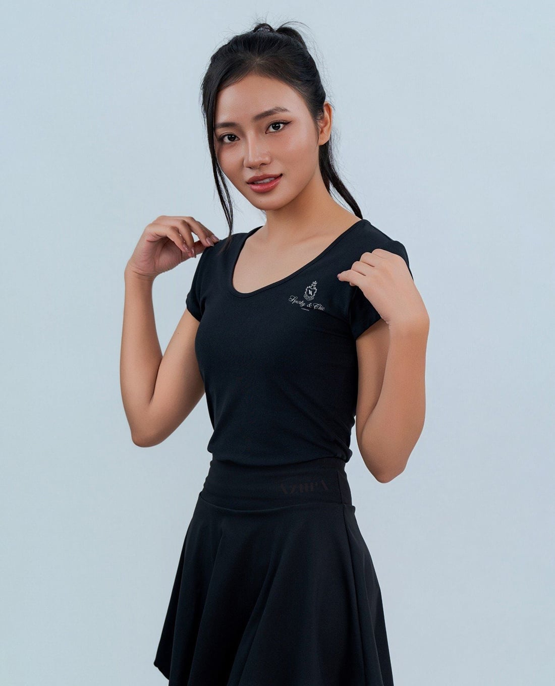 AZURA - Áo thun thể thao nữ cổ V tay ngắn phom ôm