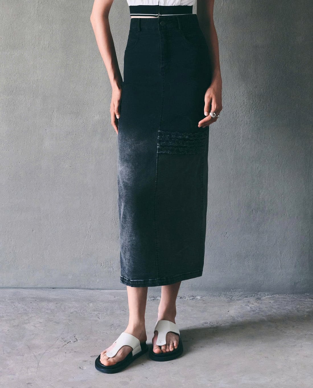 DEZUS - Chân váy denim midi phom suông Doca