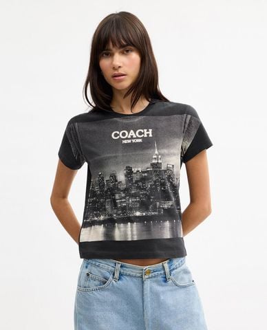  COACH - Áo thun nữ cổ tròn tay ngắn Postcard 90's 