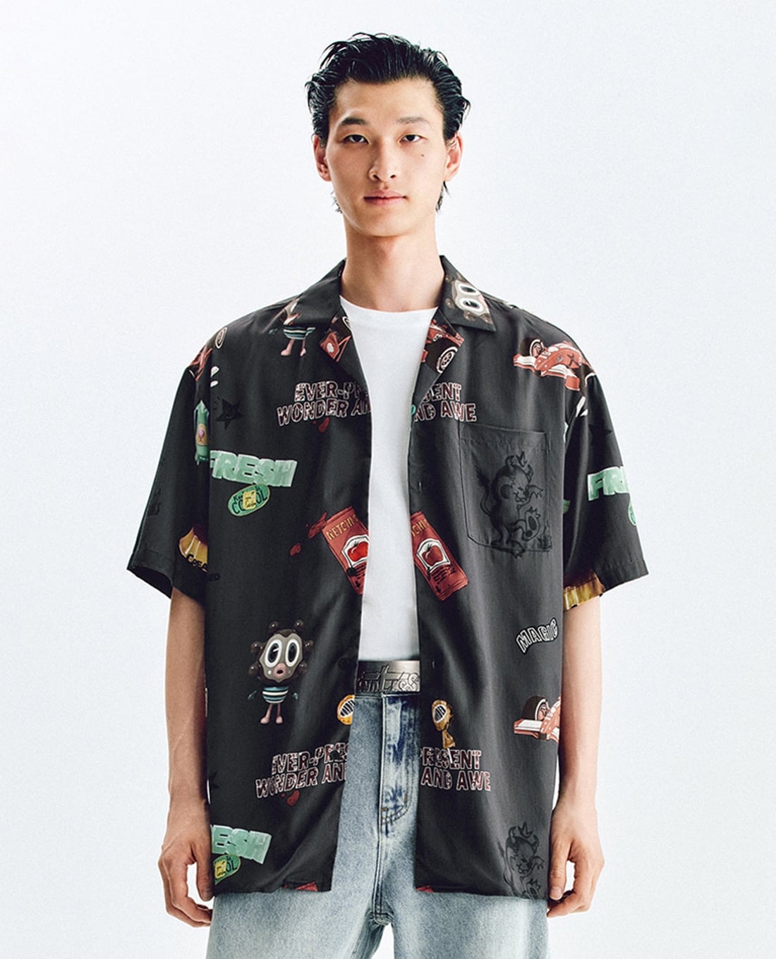 URBAN REVIVO - Áo sơ mi nam tay ngắn in hình retro