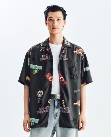  URBAN REVIVO - Áo sơ mi nam tay ngắn in hình retro 