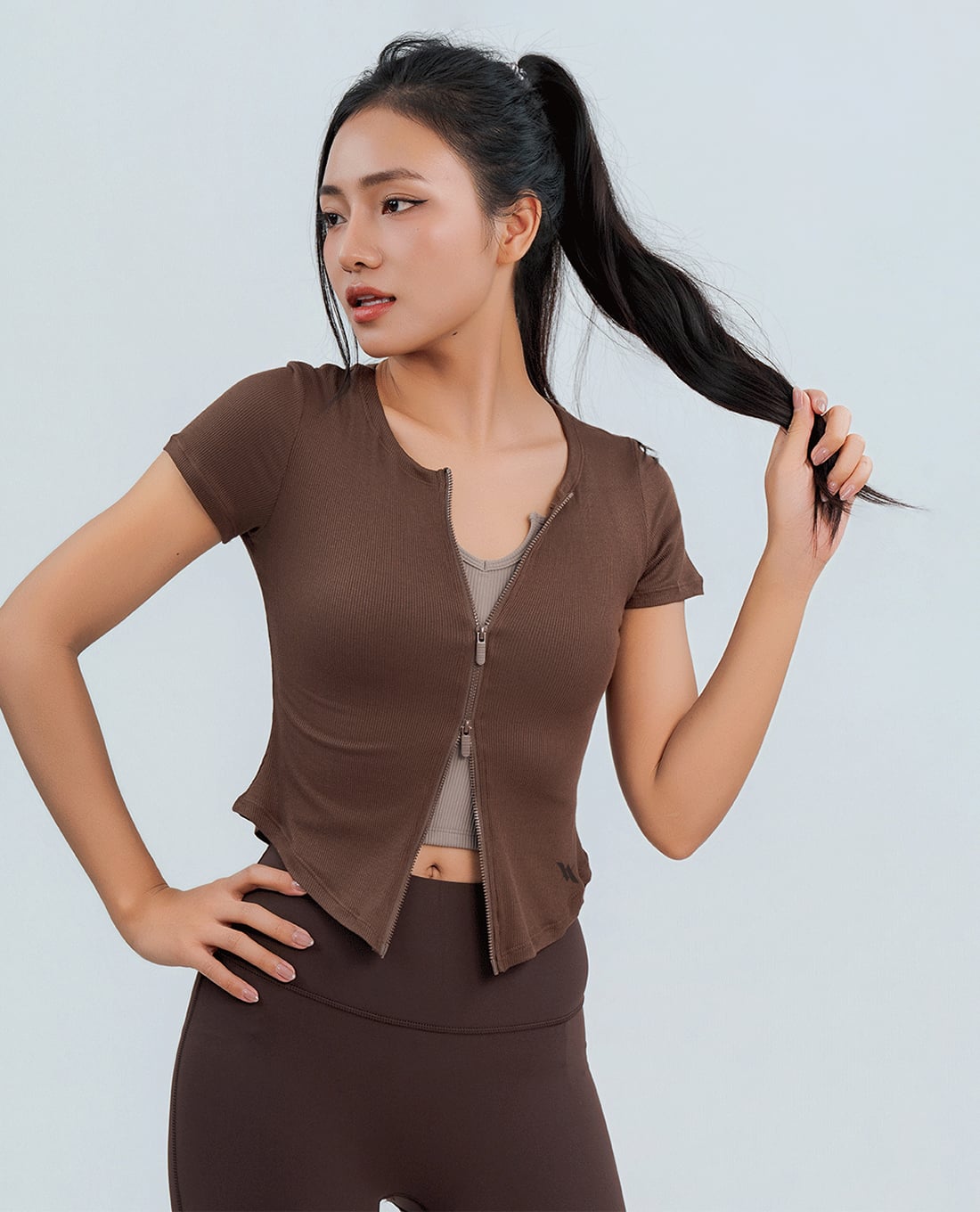 AZURA - Áo tập luyện nữ cổ V tay ngắn phom ôm