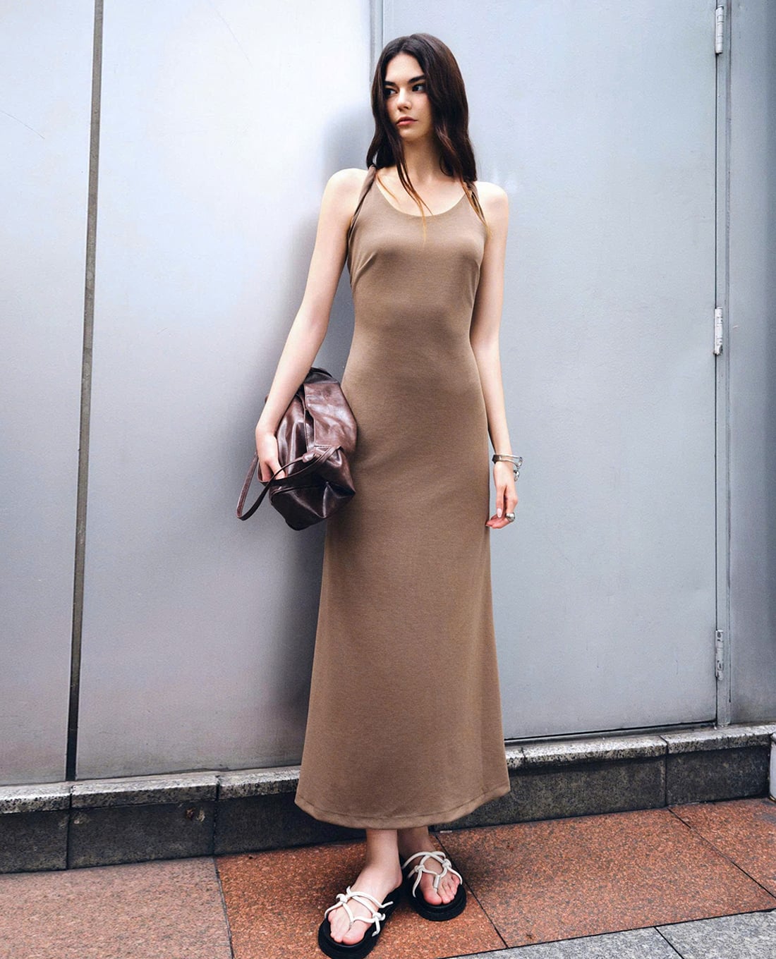 DEZUS - Đầm hai dây midi dáng ôm Hennggyi