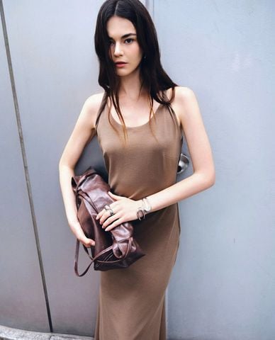  DEZUS - Đầm hai dây midi dáng ôm Hennggyi 