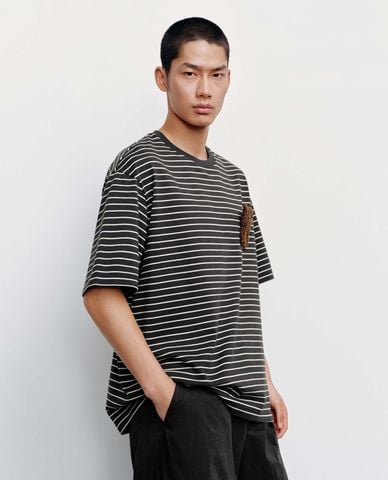  URBAN REVIVO - Áo thun nam cổ tròn tay ngắn kẻ sọc 
