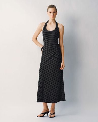  URBAN REVIVO - Đầm dệt kim midi cổ yếm sọc chéo 