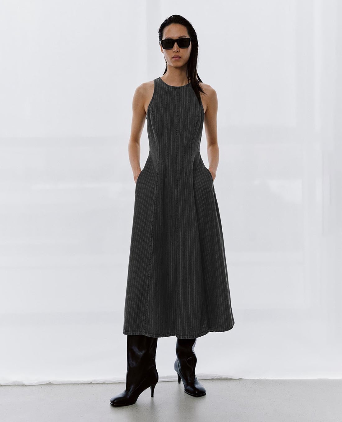 URBAN REVIVO - Đầm denim midi sát nách kẻ sọc