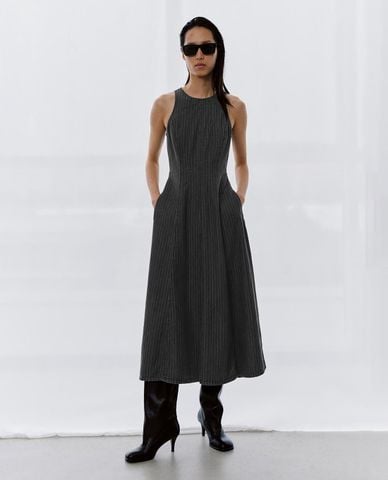  URBAN REVIVO - Đầm denim midi sát nách kẻ sọc 