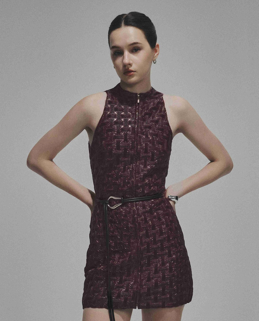 DEZUS - Đầm sát nách mini cổ yếm Phoenix