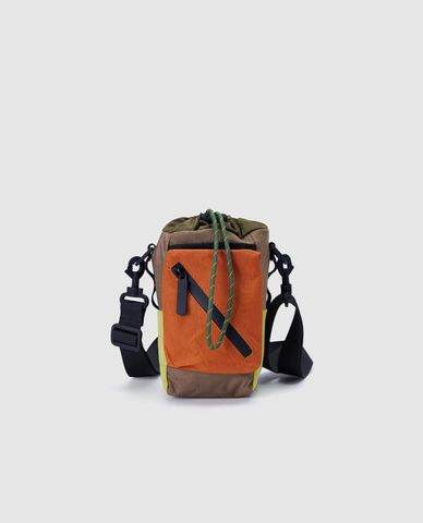  URBAN REVIVO - Túi đeo chéo hình trụ phối dây rút 