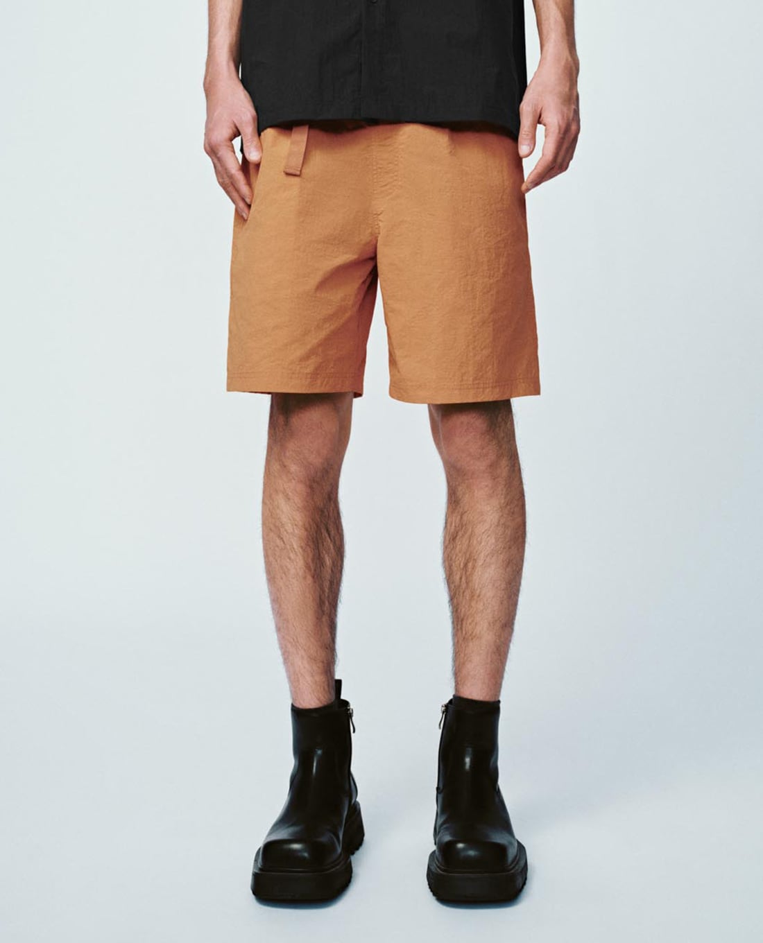 URBAN REVIVO - Quần short nam ống rộng phối dây đai