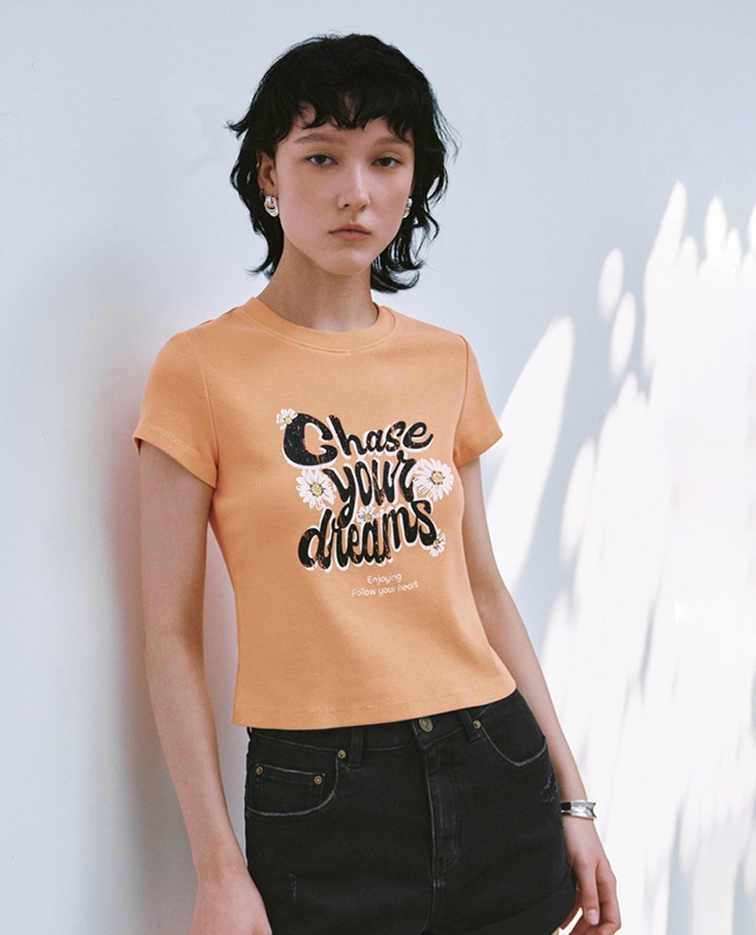 URBAN REVIVO - Áo croptop nữ cổ tròn tay ngắn in họa tiết