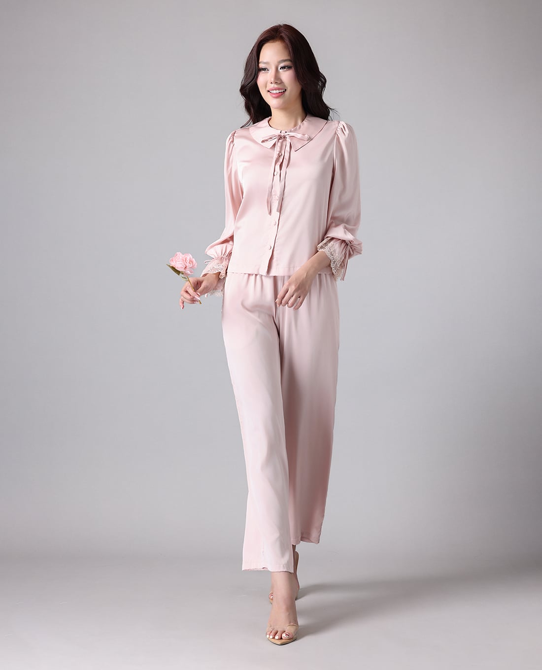 VERA BY CHIPU - Bộ pijama nữ dài satin trơn phối ren