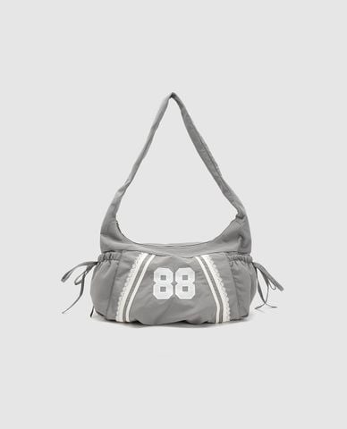  URBAN REVIVO - Túi đeo vai nữ thêu số phong cách sporty 