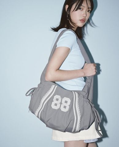  URBAN REVIVO - Túi đeo vai nữ thêu số phong cách sporty 