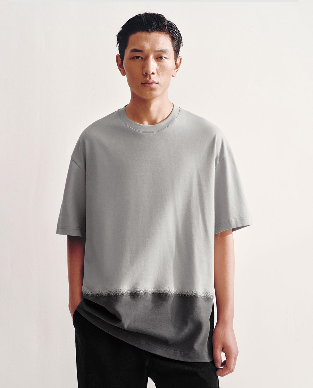 URBAN REVIVO - Áo thun nam cổ tròn tay ngắn loang màu