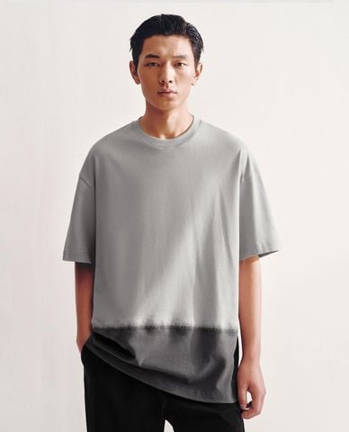  URBAN REVIVO - Áo thun nam cổ tròn tay ngắn loang màu 