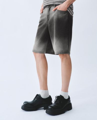  URBAN REVIVO - Quần short jeans nam ngang gối wash bạc 