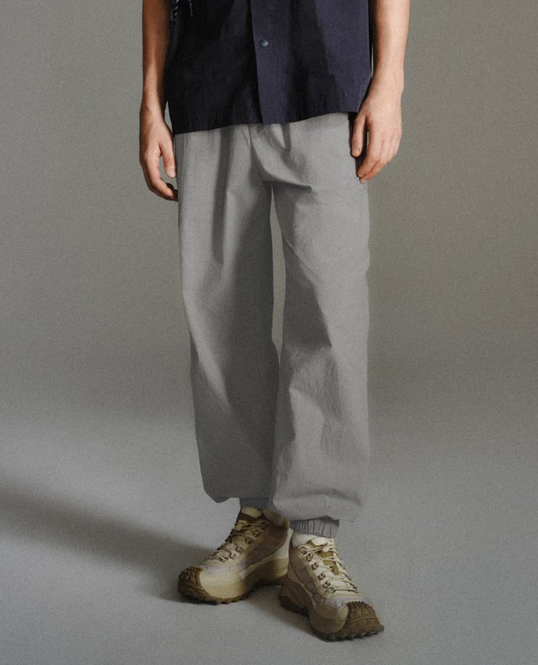 URBAN REVIVO - Quần jogger nam lưng thun phối dây rút