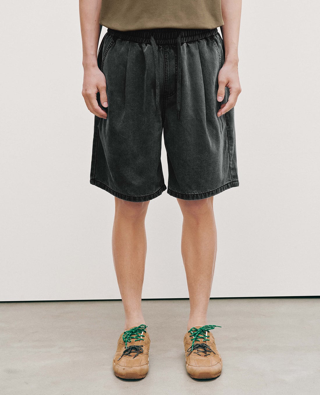 URBAN REVIVO - Quần short jeans nam lưng thun wash bạc
