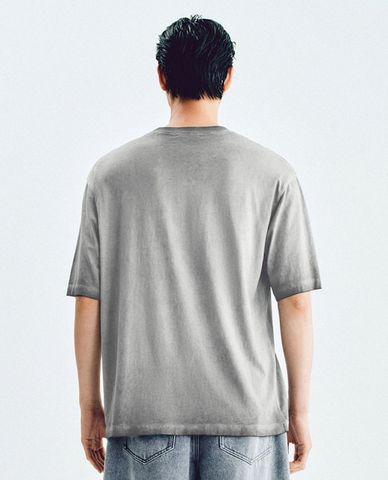  URBAN REVIVO - Áo thun nam cổ tròn tay ngắn in chữ 