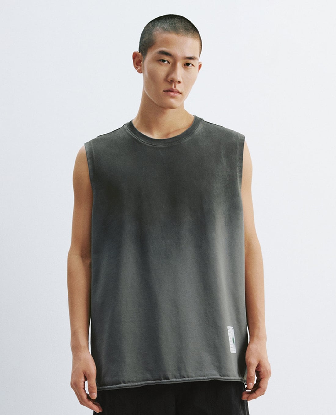 URBAN REVIVO - Áo sát nách nam cổ tròn in họa tiết