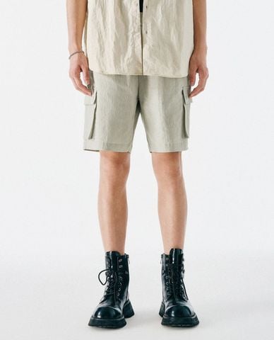  URBAN REVIVO - Quần short nam ngang gối túi hộp 