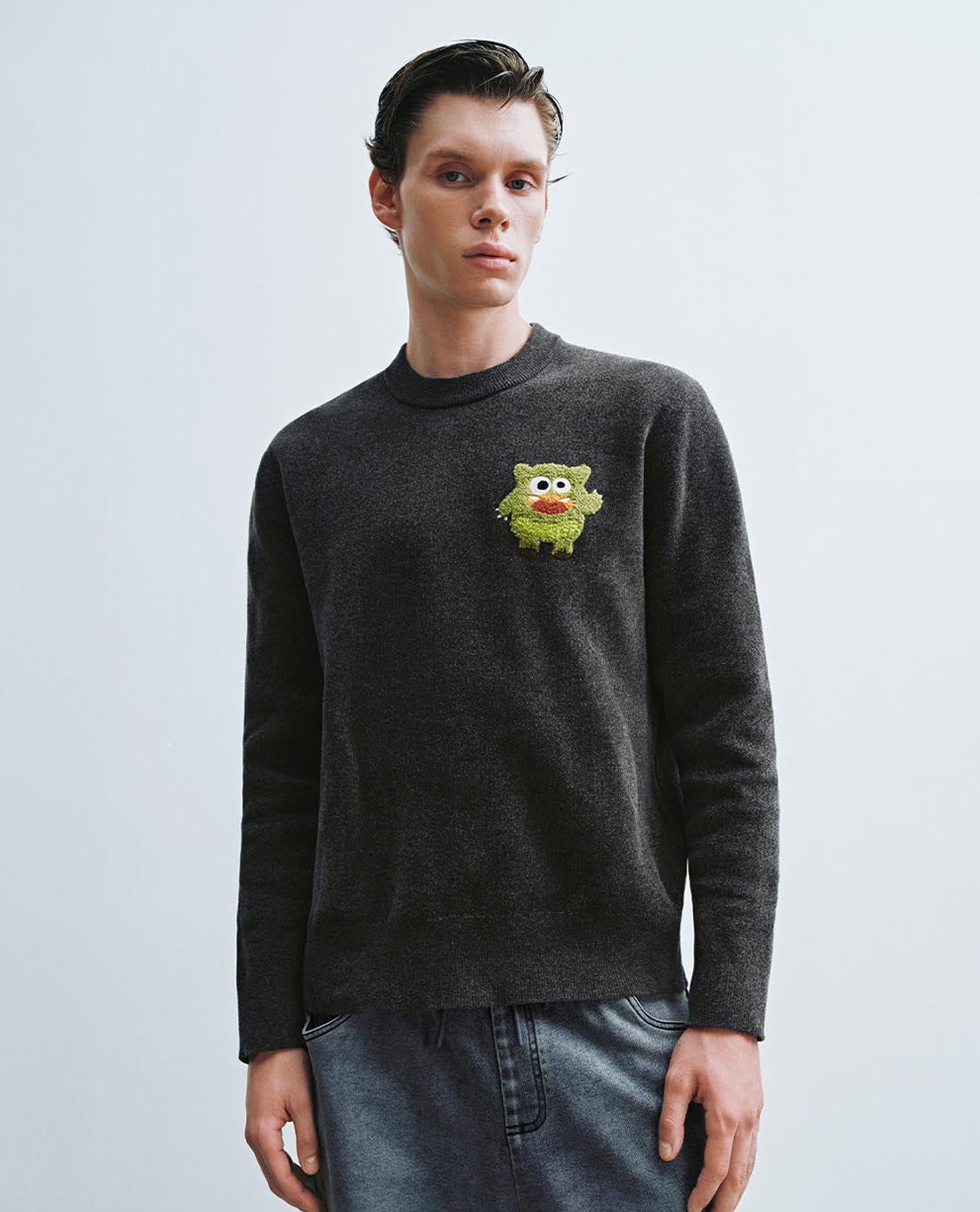 URBAN REVIVO - Áo dệt kim nam cổ tròn tay dài phối họa tiết