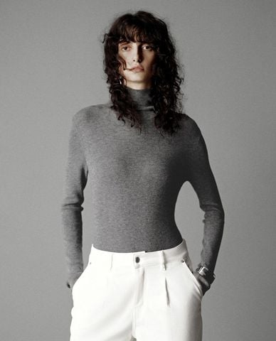  URBAN REVIVO - Áo dệt kim nữ cổ lọ tay dài 