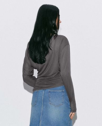  URBAN REVIVO - Áo trễ vai nữ tay dài nhún eo bất đối xứng 