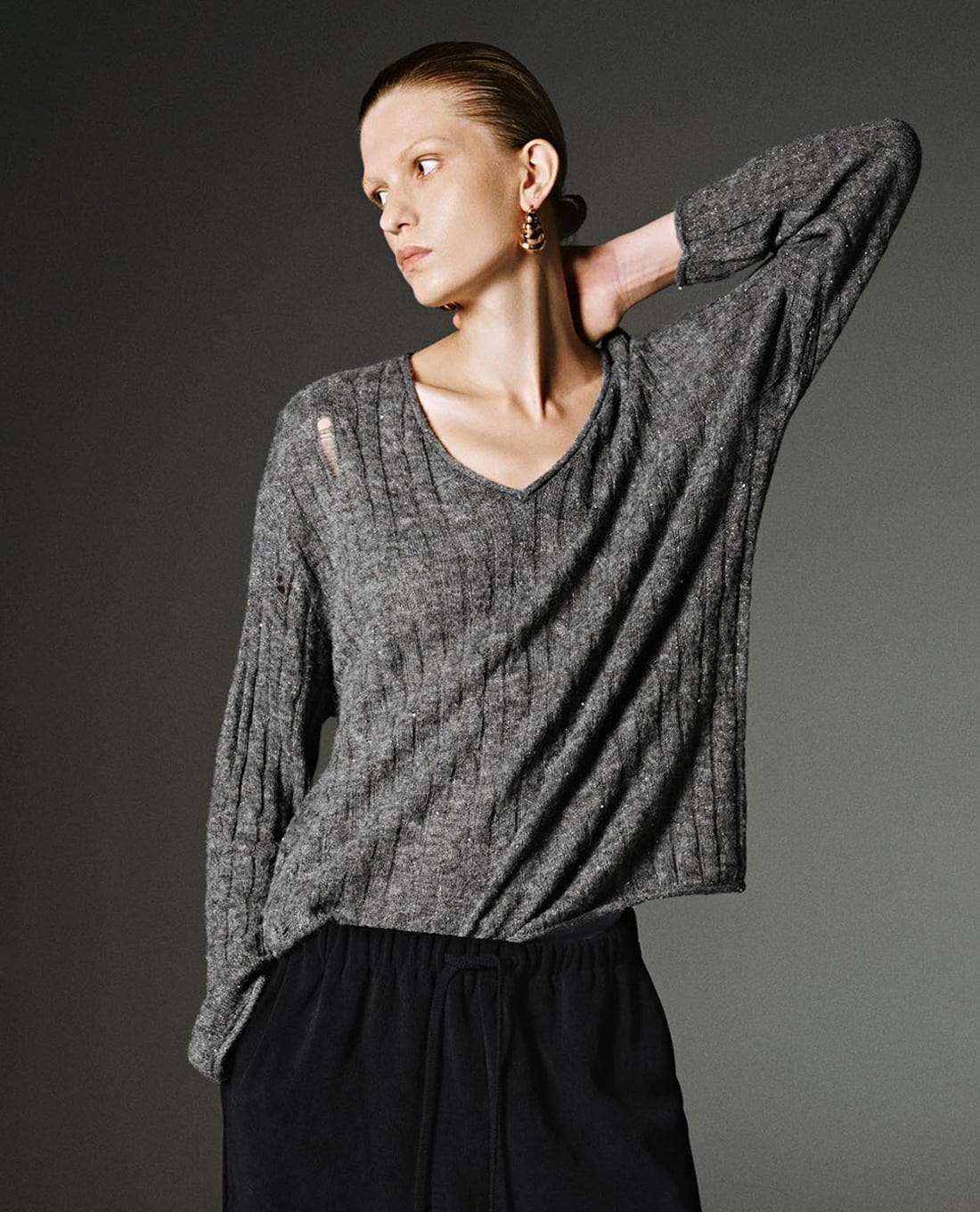 URBAN REVIVO - Áo dệt kim nữ cổ V tay dài phom suông