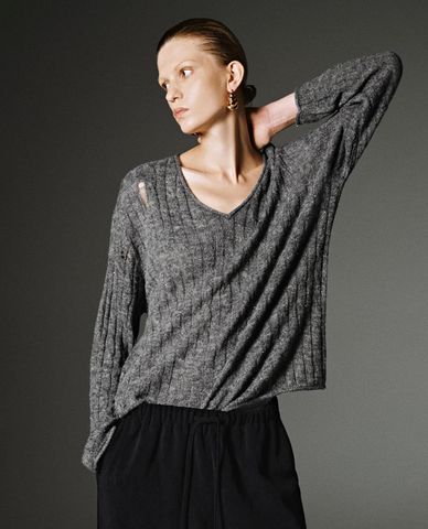  URBAN REVIVO - Áo dệt kim nữ cổ V tay dài phom suông 