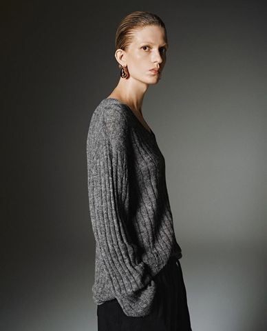  URBAN REVIVO - Áo dệt kim nữ cổ V tay dài phom suông 