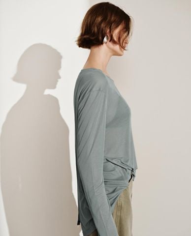  URBAN REVIVO - Áo dệt kim nữ cổ tròn tay dài phom suông 