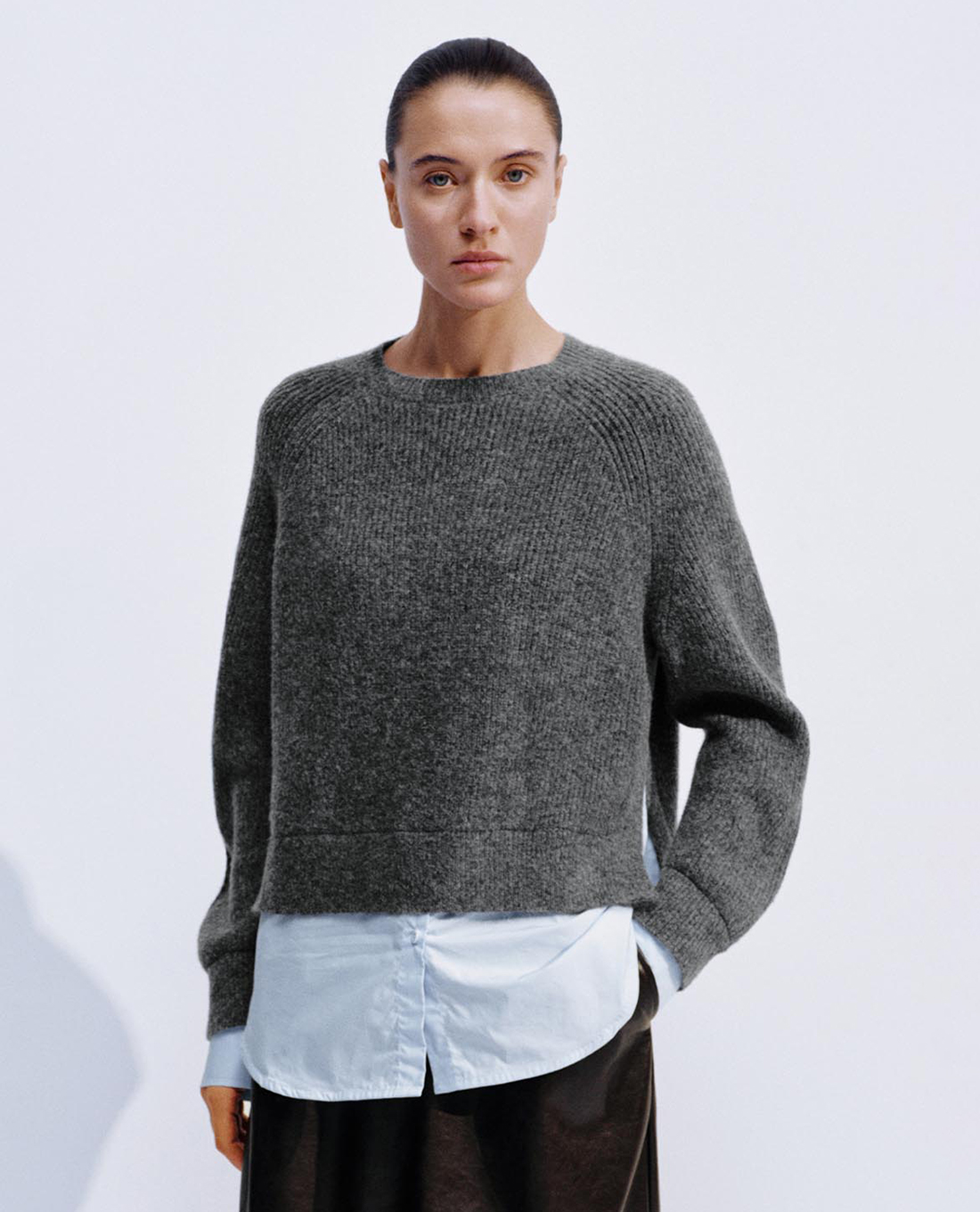 URBAN REVIVO - Áo dệt kim nữ cổ tròn tay dài phối sơ mi