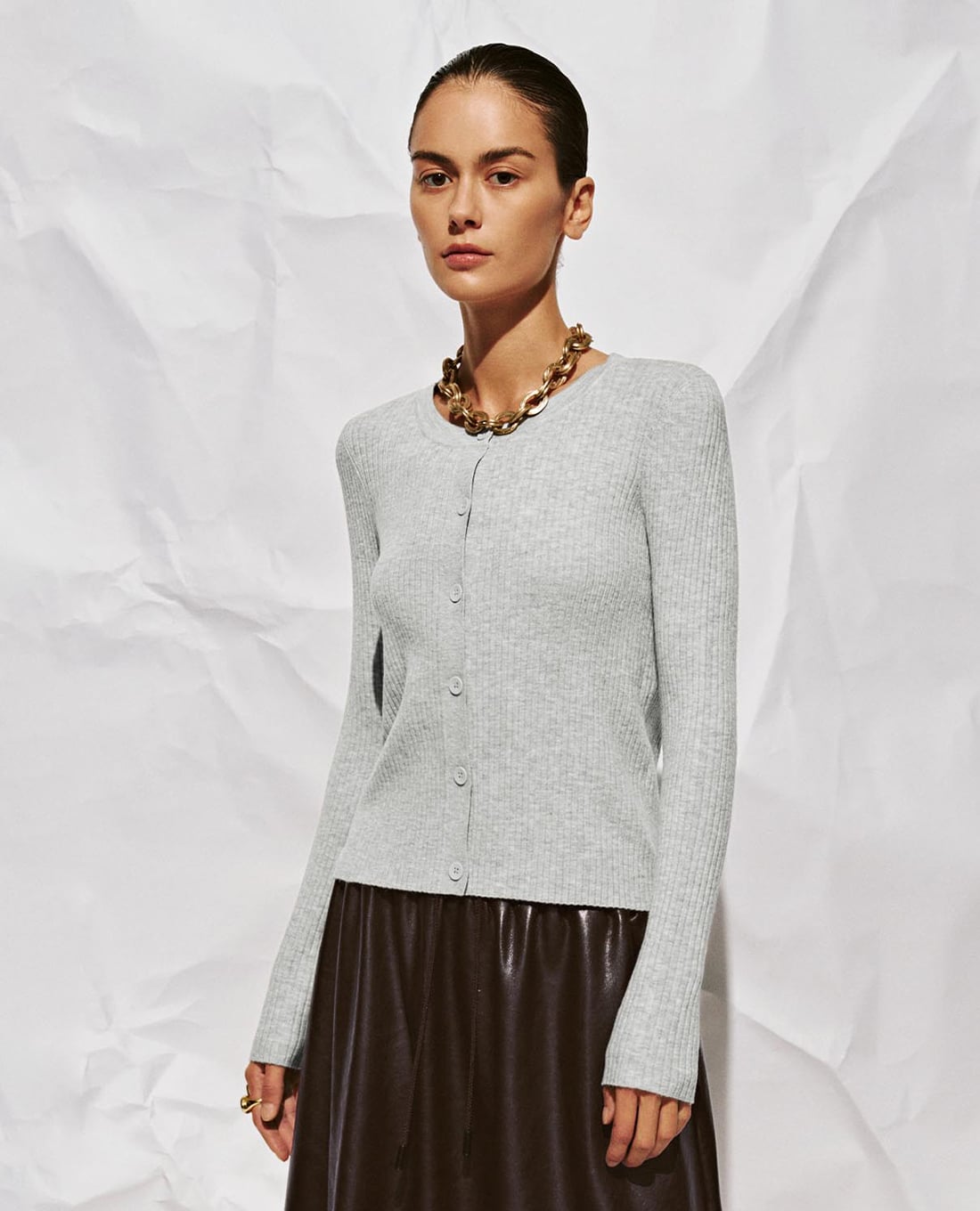 URBAN REVIVO - Áo khoác cardigan nữ cổ tròn tay dài phom ôm