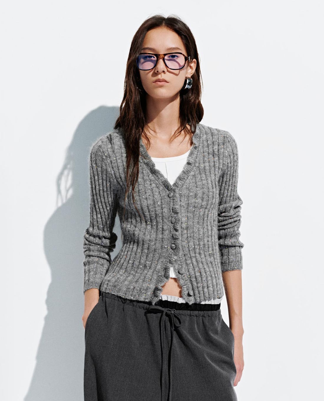 URBAN REVIVO - Áo khoác cardigan nữ cổ V tay dài bèo nhún