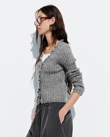  URBAN REVIVO - Áo khoác cardigan nữ cổ V tay dài bèo nhún 