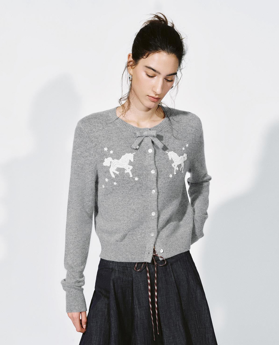 URBAN REVIVO - Áo khoác cardigan nữ cổ tròn đính nơ