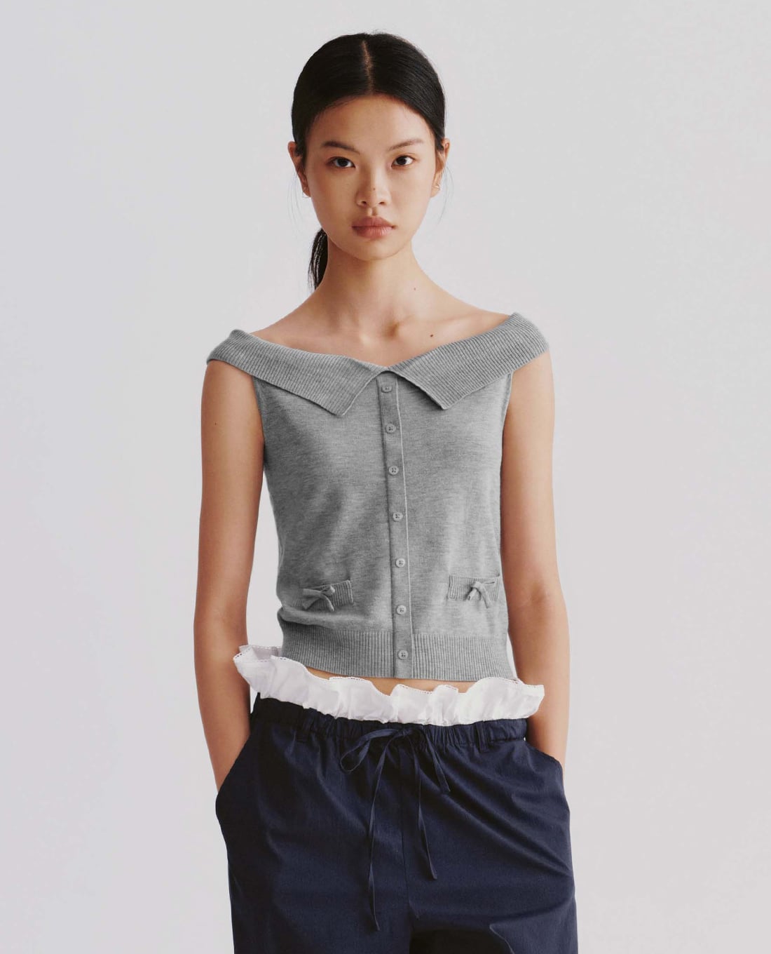 URBAN REVIVO - Áo dệt kim nữ cổ thuyền tay ngắn đính nơ