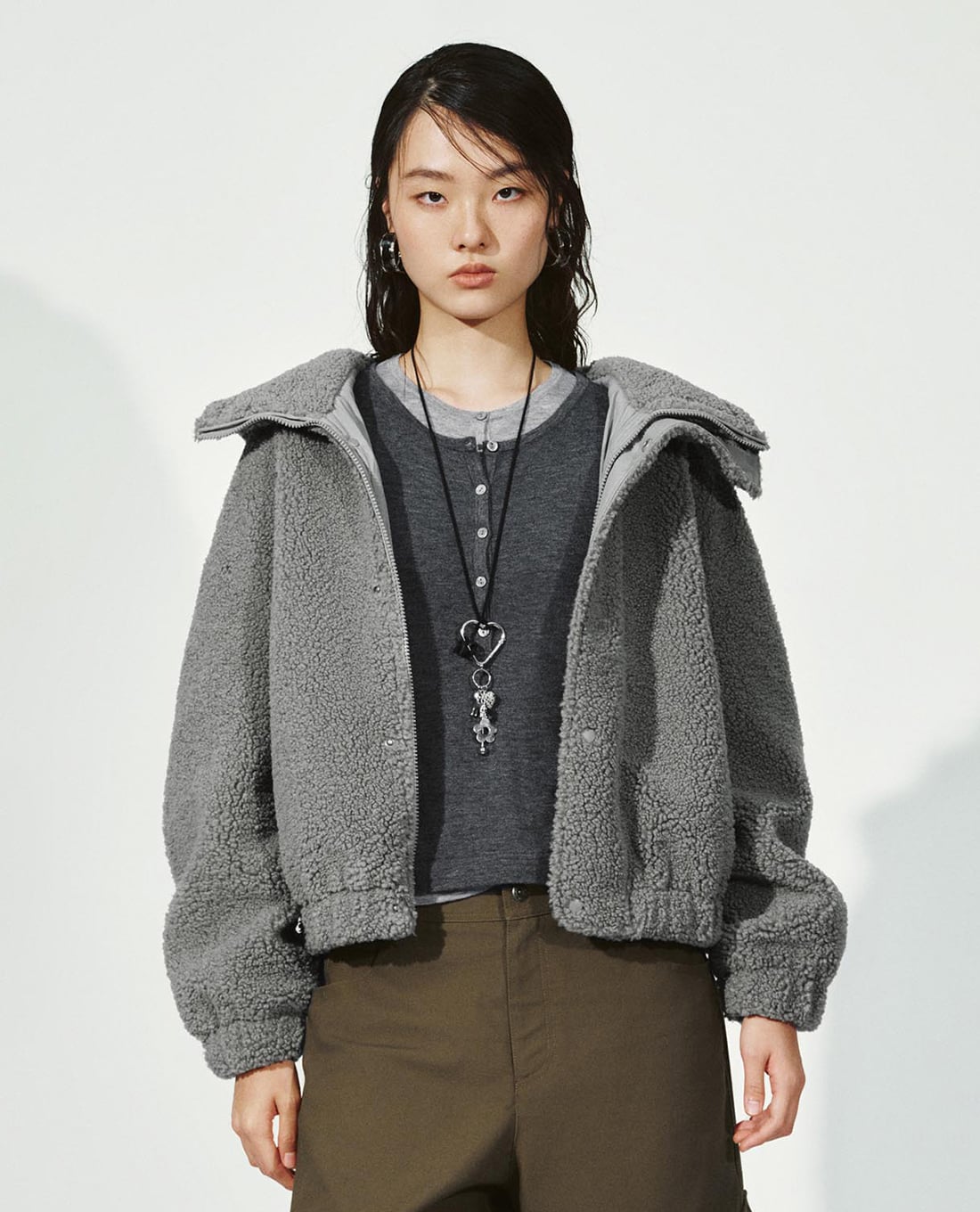 URBAN REVIVO - Áo khoác lông nữ phối mũ phom rộng