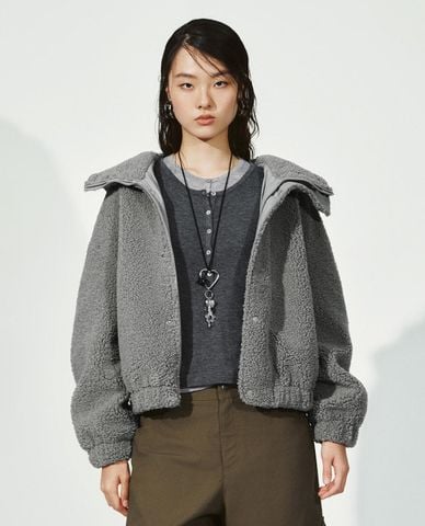  URBAN REVIVO - Áo khoác lông nữ phối mũ phom rộng 