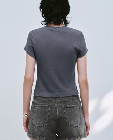  URBAN REVIVO - Áo croptop nữ cổ tròn tay ngắn in họa tiết 