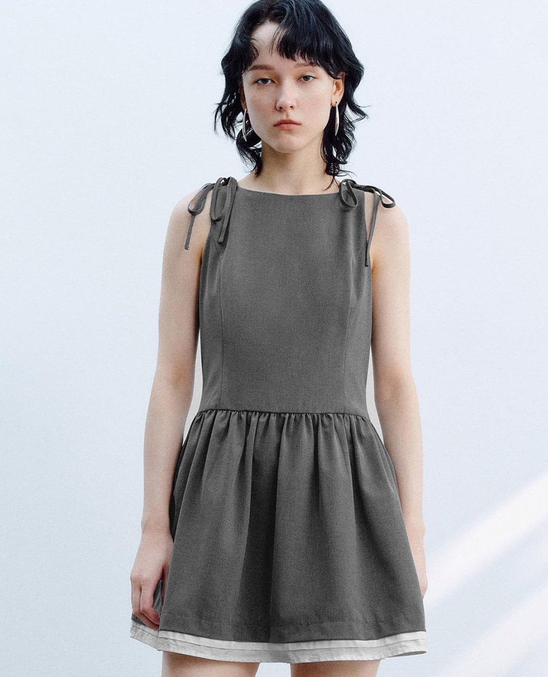 URBAN REVIVO - Đầm sát nách mini cổ tròn thắt nơ