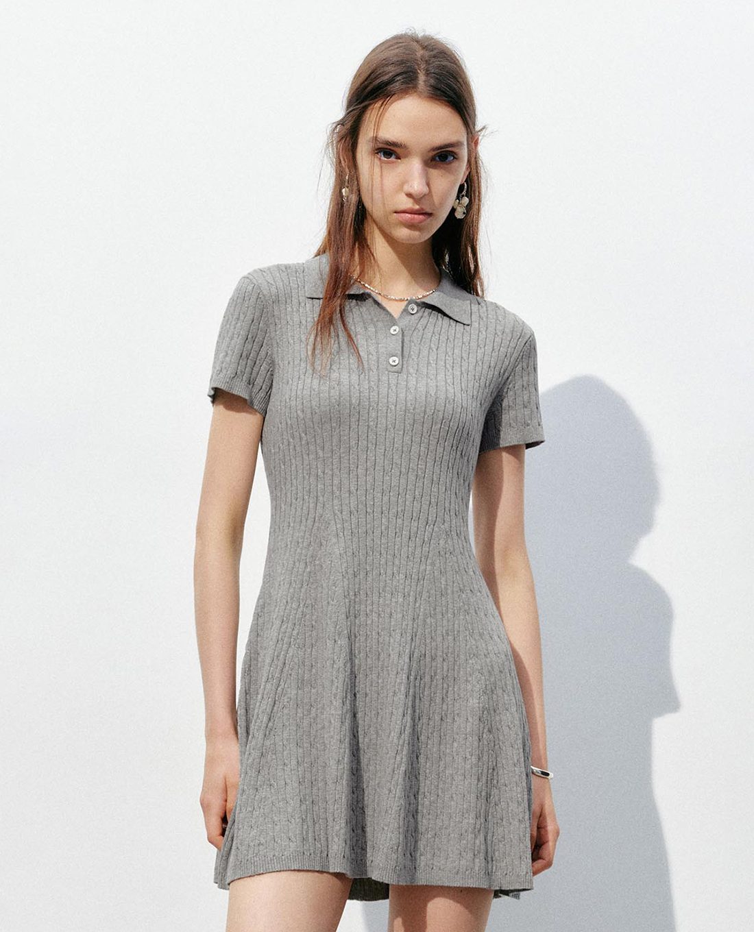 URBAN REVIVO - Đầm dệt kim mini cổ bẻ phối nút