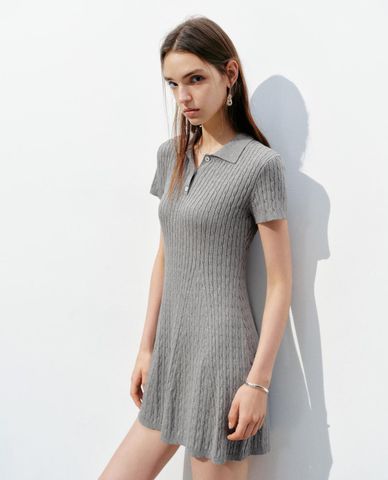  URBAN REVIVO - Đầm dệt kim mini cổ bẻ phối nút 