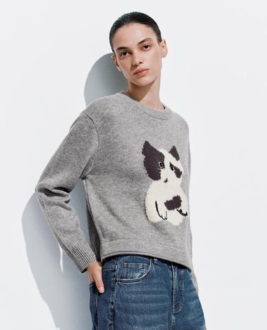  URBAN REVIVO - Áo dệt kim nữ cổ tròn tay dài phối hoạ tiết 