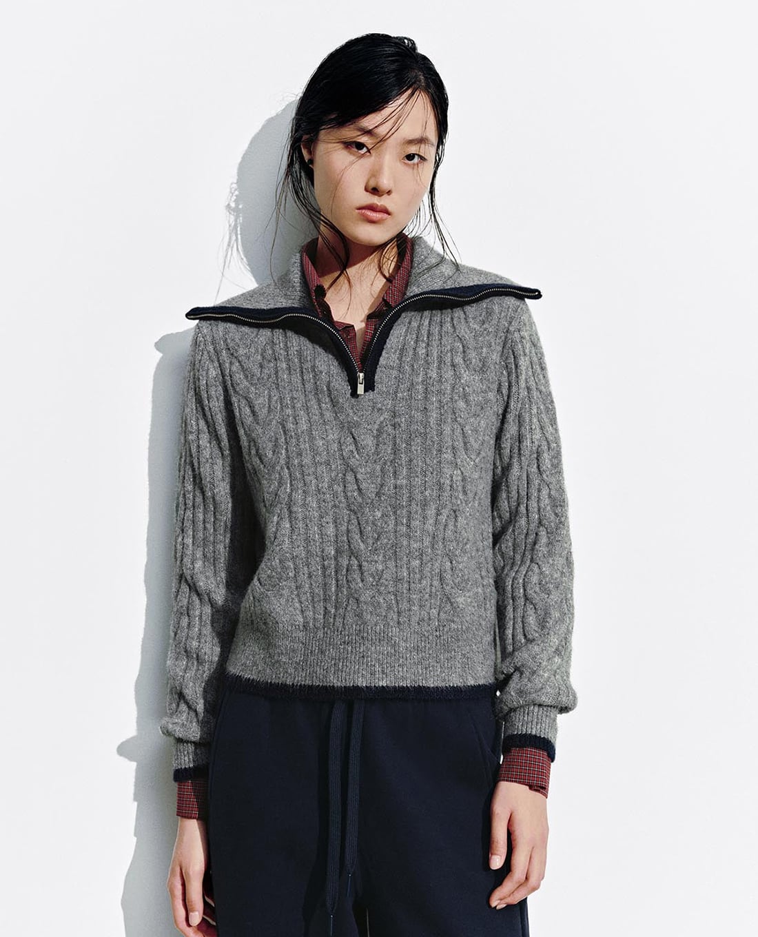 URBAN REVIVO - Áo dệt kim nữ cổ bẻ tay dài phối khoá zip