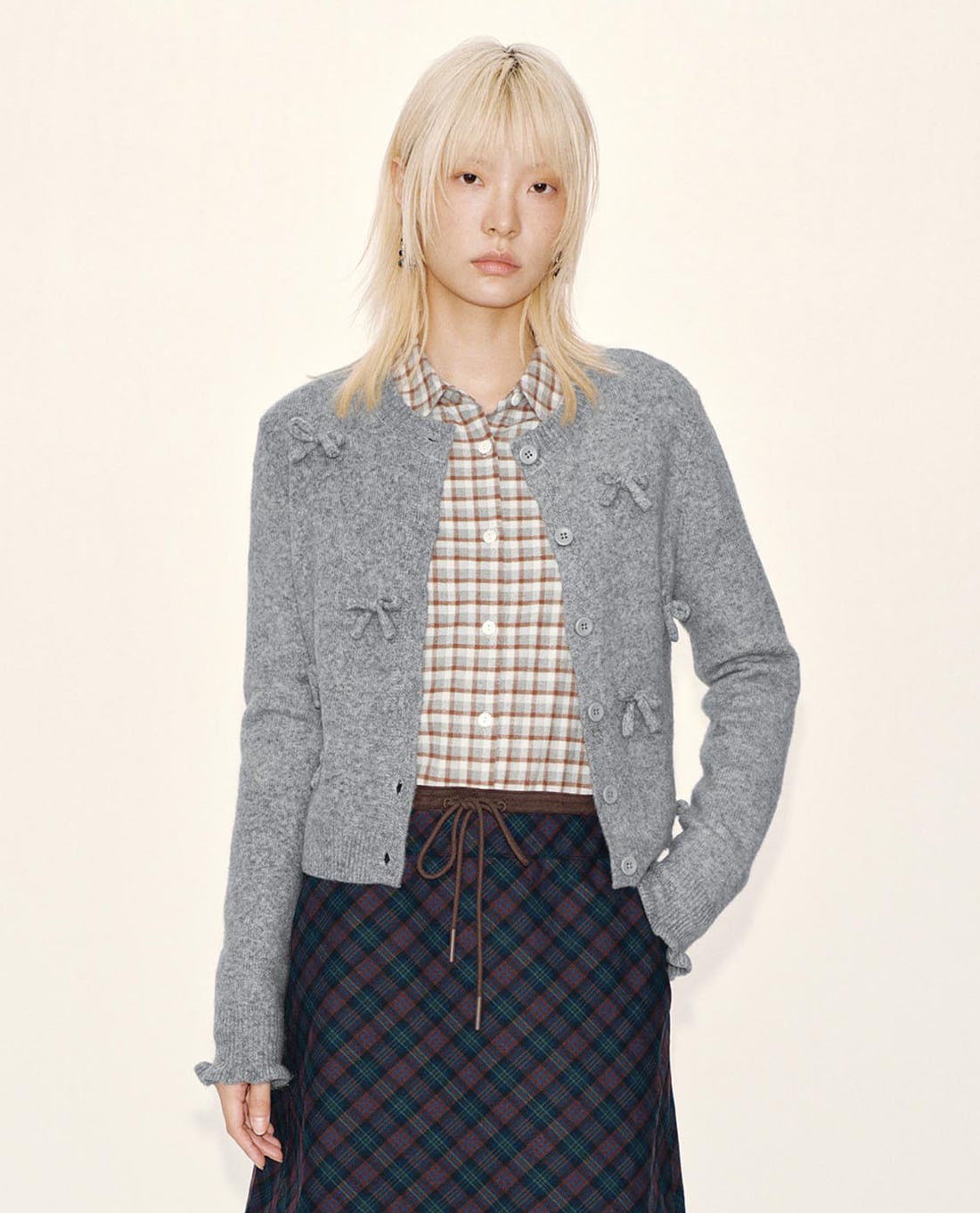 URBAN REVIVO - Áo khoác cardigan nữ cổ tròn tay dài đính nơ