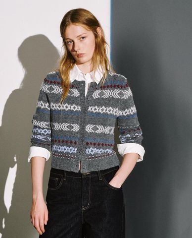  URBAN REVIVO - Áo khoác cardigan nữ cổ tròn phom ôm 